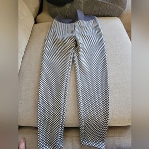 Women's XS/SM black and white leggings with, butt scrunch, excellent condition